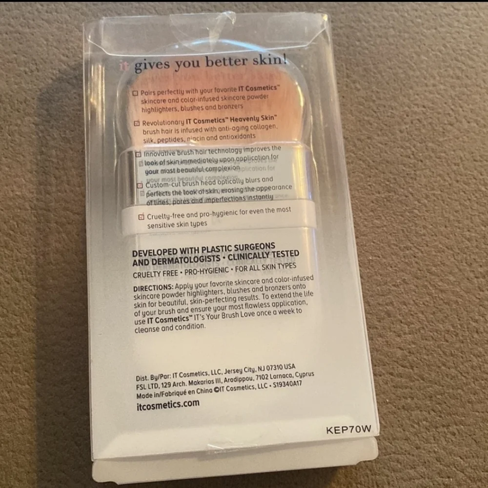 It cosmetics Heavenly Skin One-Sweep Wonder Brush #705